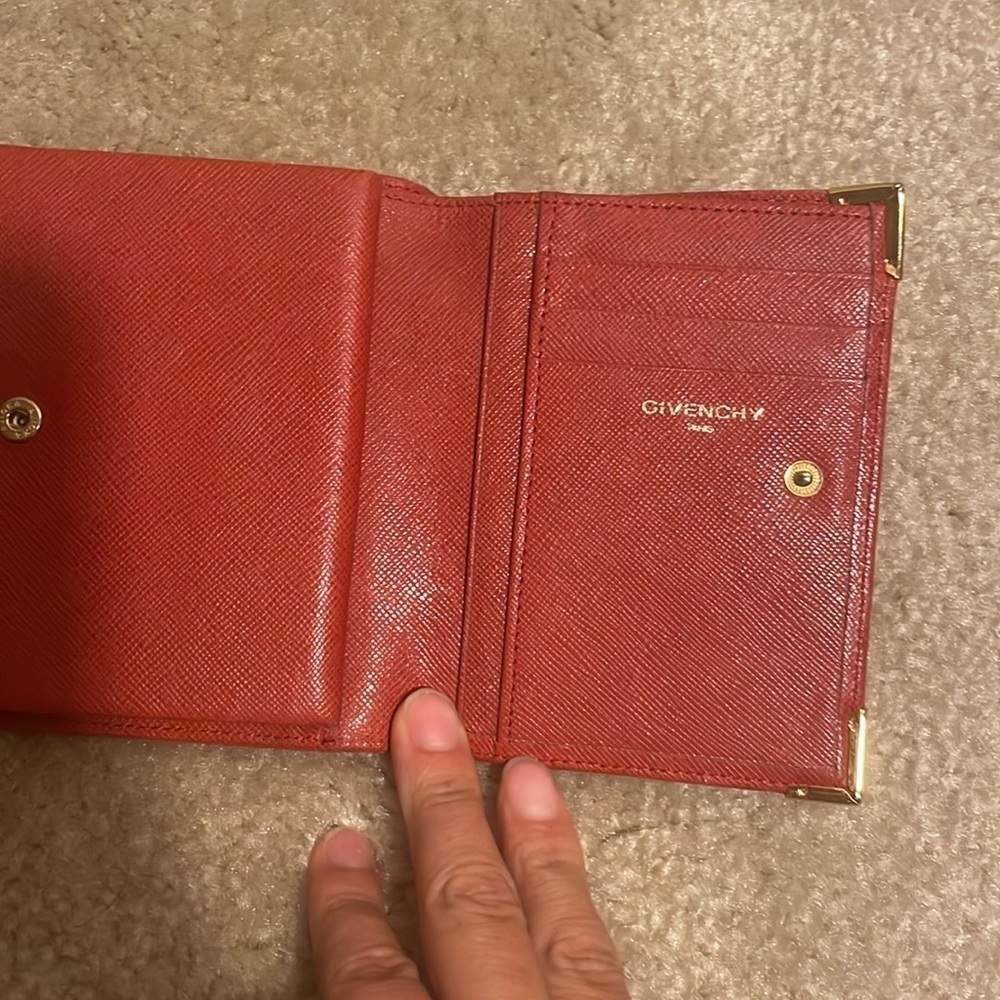 RED GIVENCHY KISS LOCK WALLET - Picture 14 of 16
